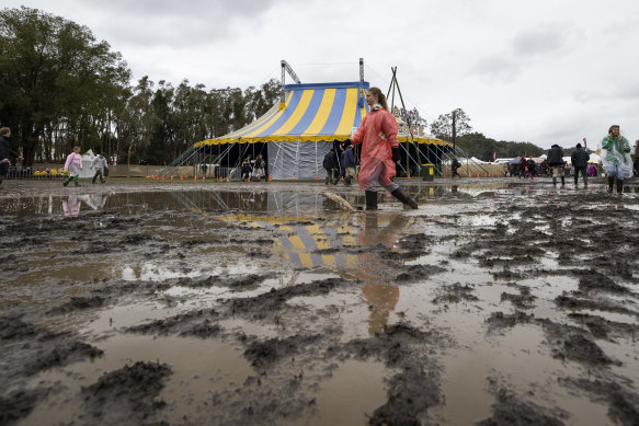  Festival organisers have cancelled the first day of performances at Splendour in the Grass due to heavy rain at the festival site. 