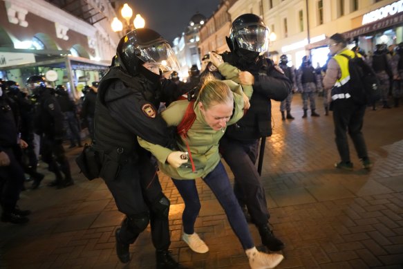 Savaş karşıtı gruplar, çevik kuvvet polisinin Rusya genelinde 1.300 protestocuyu gözaltına aldığını tahmin ediyor.