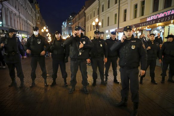 Çevik kuvvet polisi Moskova'da seferberliğe karşı düzenlenen protesto sırasında bir caddeyi kapattı. 