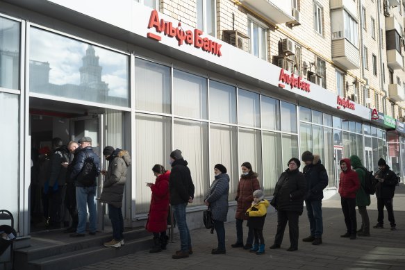 Russians queue to withdraw money in Moscow after the West announced fresh sanctions.