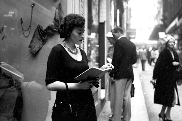 Reading has been declared “sexy”. This woman, photographed in Sydney in 1958, was ahead of her time.