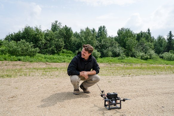 Joey Killeen, a start-up Neros, preparou o drone para ser lançado no Alaska Exercício.