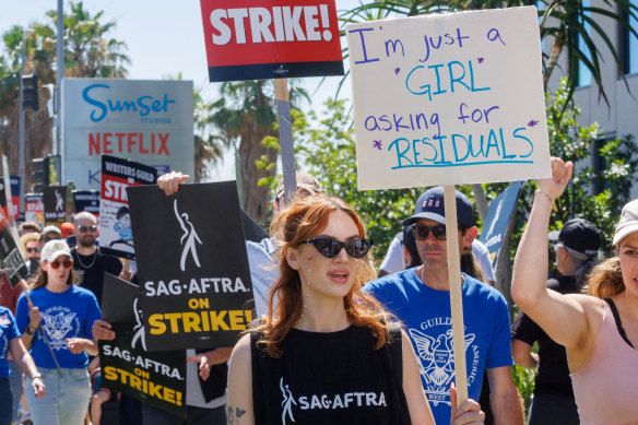 SAG-AFTRA aktörleri, Cuma günü Los Angeles'taki Netflix ofislerinin dışında olduğu gibi Amerika Yazarlar Birliği'ne grevde katılırken Hollywood stüdyolarına saldırıyor.