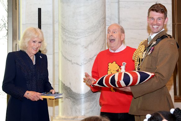 La regina Camilla legge Winnie-the-Pooh ai bambini insieme a Jim Cummings, che ha doppiato Pooh per il cinema e la televisione, alla Biblioteca pubblica di New York.