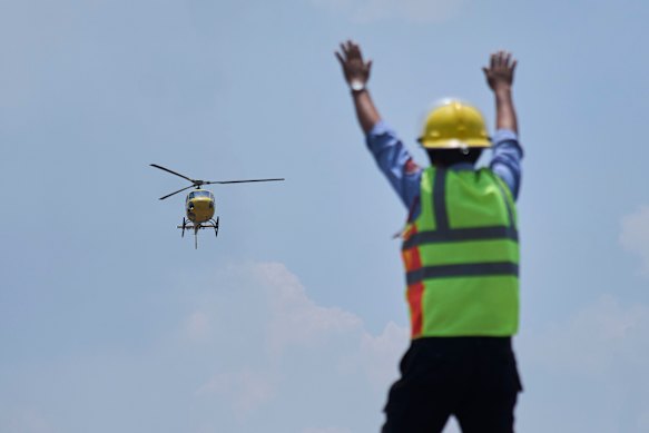 A helicopter carrying Dawa Sherpa for treatment.