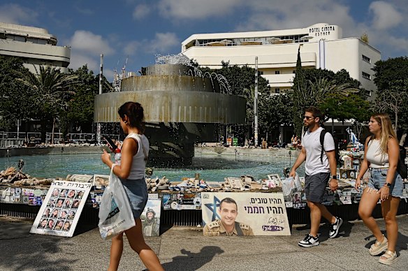 A SOULIN IN DIPZEG SQUITMAIN Square, TEL Aviv, all killed or taken the hostage from Hamas 7 The Astr'Tent 7.23.