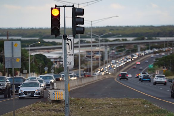 Os residentes de Oahu evacuam a praia de Ewa sobre a ameaça de tsunami em Kapolei, Oahu, Havaí.