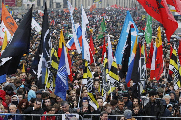 Protesters rally in support of political prisoners in Moscow on Sunday.