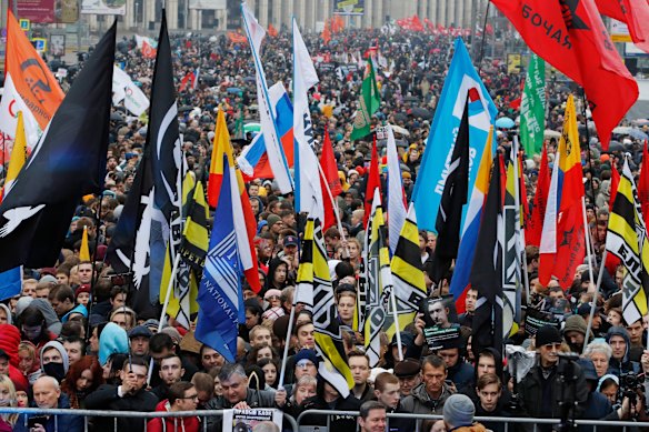 Protesters rally in support of political prisoners in Moscow on Sunday.