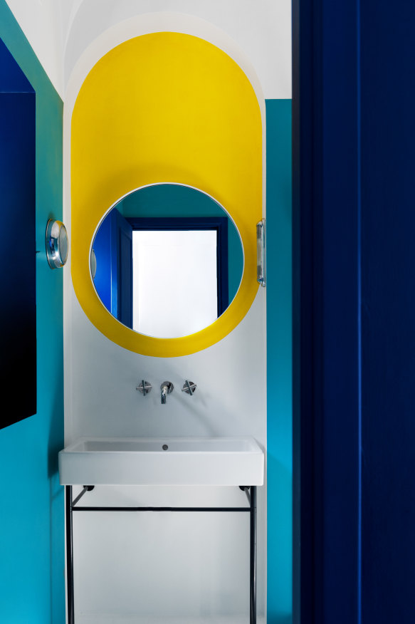 The bathroom’s geometric colours reflect the island’s sun and
sea, creating the sense of a room dedicated to wellness.