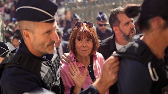 திங்களன்று தெற்கு பிரான்சின் நிம்ஸில் உள்ள மேல்முறையீட்டு நீதிமன்றத்திற்கு கிசெல் பெல்லிகாட் வந்தார்.