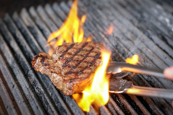 Grelhe o bife por dois minutos de cada lado para obter um bom resultado de fogo.