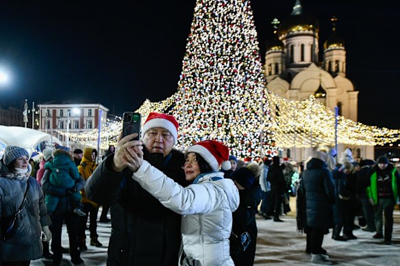 People gather in the centre of the Russian far east port of Vladivostok to celebrate the new year 2025.