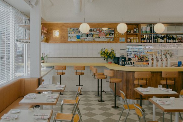 Dentro do Mortadeli, delicatessen, sanduíches e bar de massas em um só lugar.