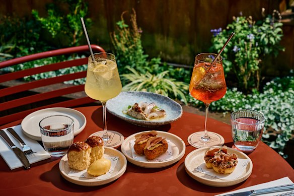 Aperitivos no tranquilo pátio do Auterra.