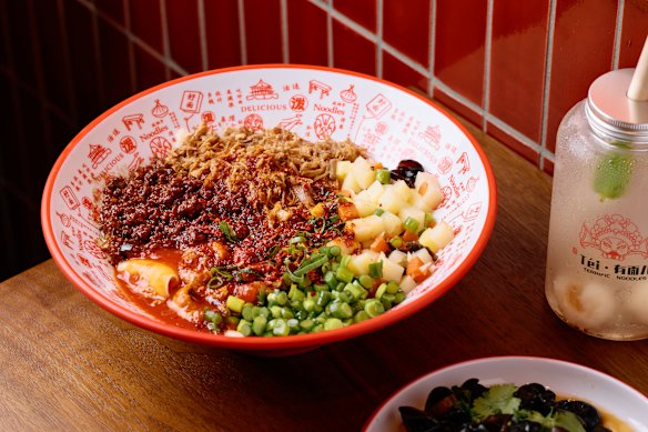Noodles with pork mince, tomato and chopped vegetables.