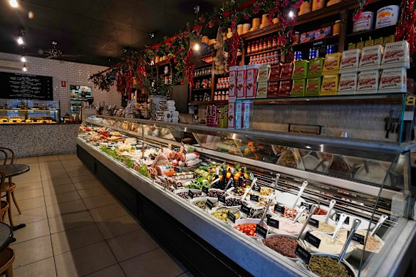The delicatessen range is now wider; It includes meats, cheeses and jams from Spain, Italy, France and even Australia, as well as Greece. 