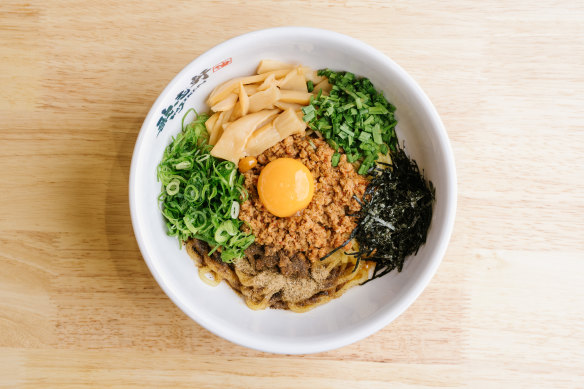 Homura aburasoba features minced pork, egg, niboshi fish powder and chives.