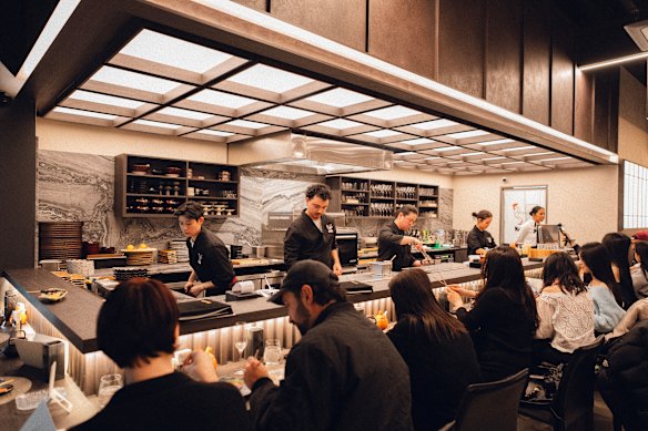 No Naru, mais casual, no térreo, as coisas em palitos são a estrela do show.