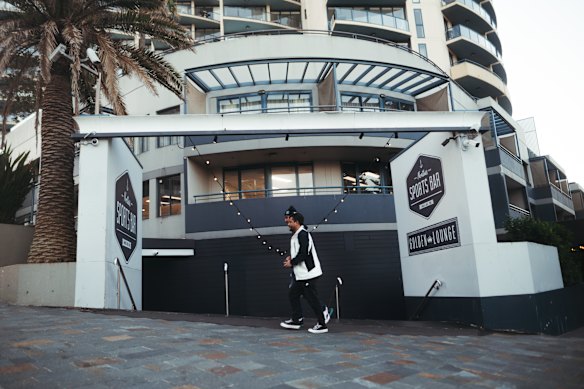 O pub à beira-mar tem vista para a Praia Cronulla. 