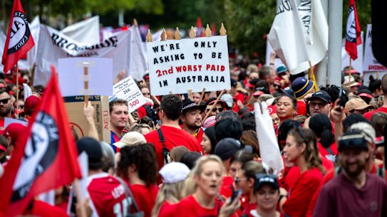 Los profesores de escuelas públicas marchan el martes en el distrito financiero de Melbourne.