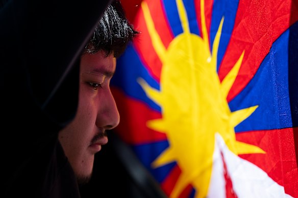 A Tibetan protester stretched a Tibetan flag in Gellert Hill against Chinese President Xi Jinping’s visit to Budapest, Hungary.