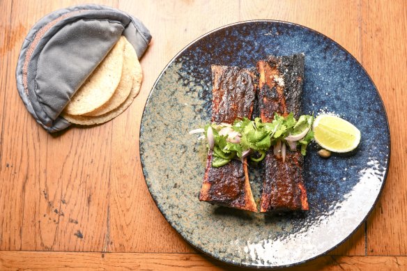 Two bone marrow bones are served with tortillas – but without serving implements.