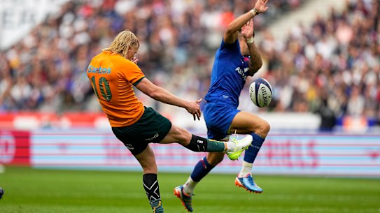 Carter Gordon kicking against France.