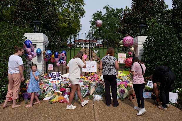 People visit a makeshift memorial honoring Dolly Parton outside her home Wednesday, Aug. 26, 2026, in Brentwood, Tenn.