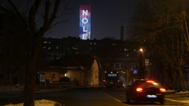 The Belgrade Tower currently under construction illuminates in colours of Serbian flag, reads: “Nole”.