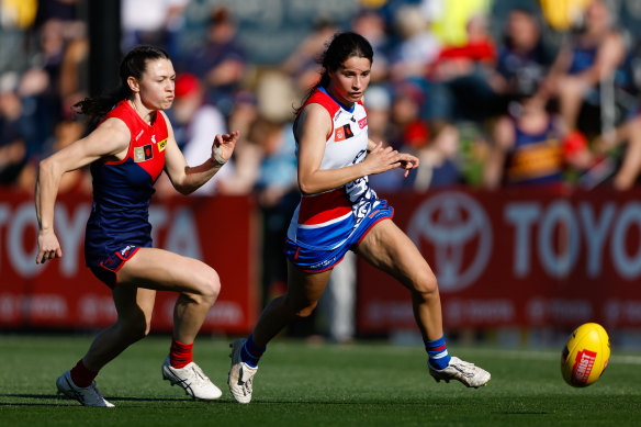 Shelley Heath of the Demons and Gemma Lagioia of the Bulldogs vie for possession.