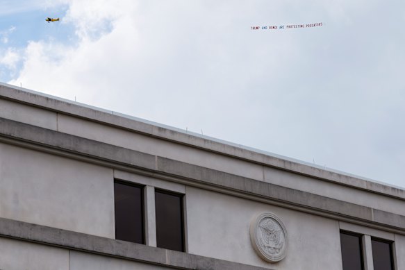 Um avião rebocando uma bandeira é lido 
