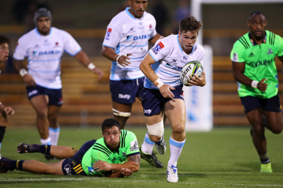 Playmaker Will Harrison skips away from the Highlanders defence.