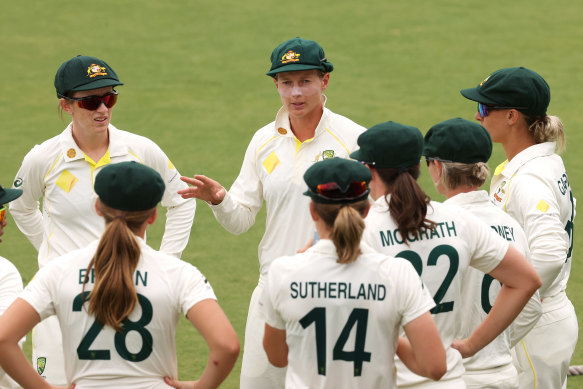 Meg Lanning speaks to her team in Canberra.