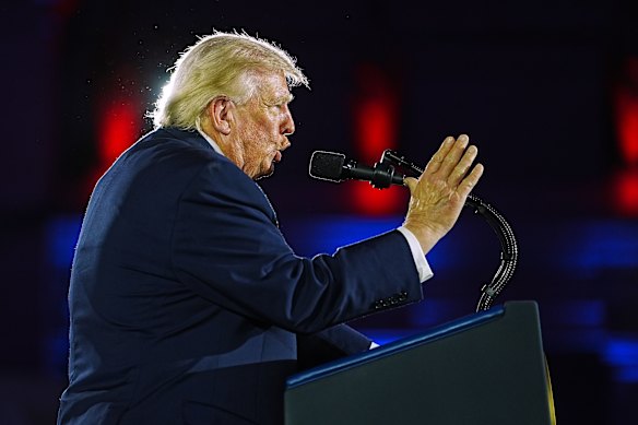 Donald Trump, nella foto mentre parla alla cena annuale di raccolta fondi del Comitato congressuale nazionale repubblicano mercoledì sera, insiste che l’Iran è alla disperata ricerca di un accordo.