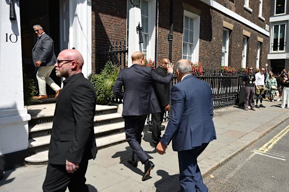Harry è attualmente in visita a Londra, qui raffigurato mentre arriva a Chatham House per un evento degli Invictus Games. 