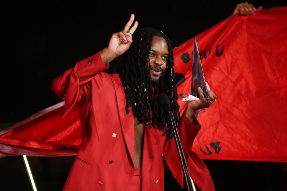 Genesis Owusu poses with his ARIA Award.