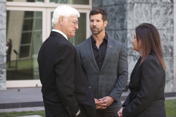 Former Special Forces commander Heston Russell with MP Bob Katter  and Senator Jacqui Lambie in 2020.