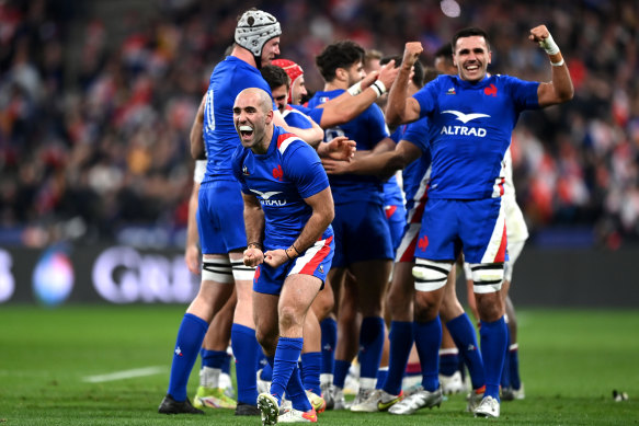 French players celebrate after their victory.