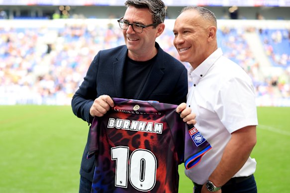 Andy Burnham poses with a personalised shirt and Leigh Leopards head coach Adrian Lam in Liverpool on the weekend.