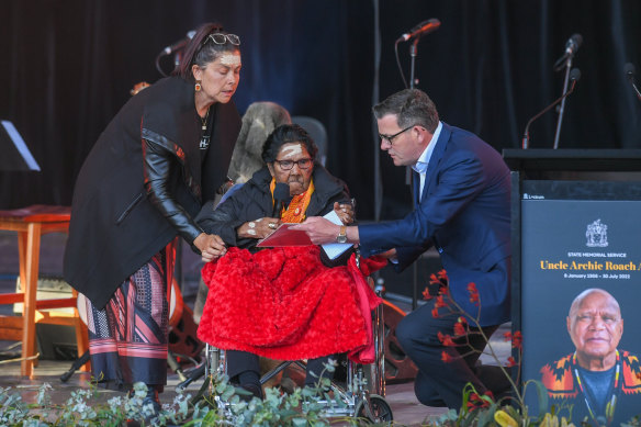 Premier Daniel Andrews makes a formal apology to Archie Roach ’s sister Aunty Myrtle Roach from the Victorian Government to Archie’s family.