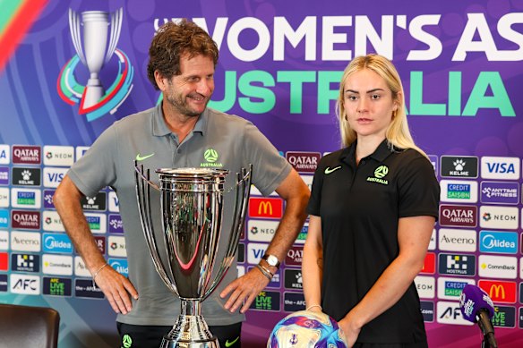 El entrenador de Matildas, Joe Montemurro, y Ellie Carpenter con el trofeo de la Copa Asiática.