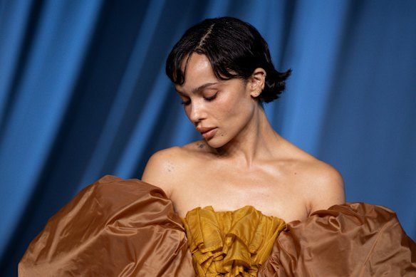 La actriz y cantante Zoë Kravitz también ha adoptado este look en los últimos meses.