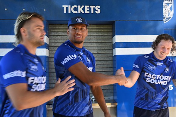 Sitili Tupouniua and Kurt Mann kicking back with Jaeman Salmon before training this week.