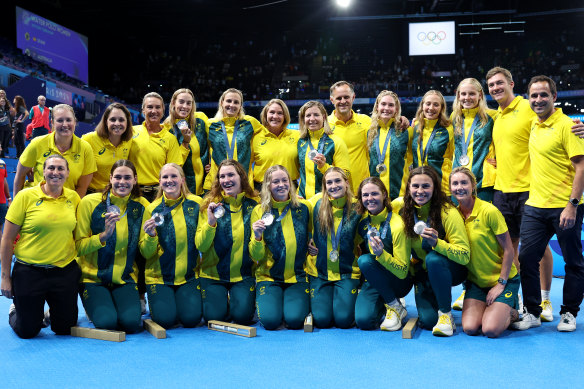 Australia pose after receiving their silver medal. 