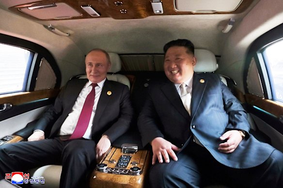 Putin e Kim Jong-un fazem um passeio em Pequim em 3 de setembro.