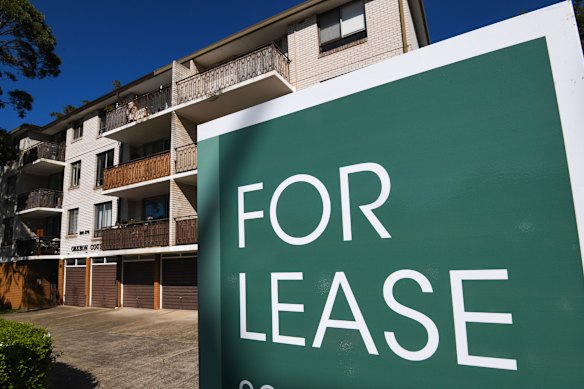 Asking rents for Melbourne units are at a record high with a median of $600 a week.
