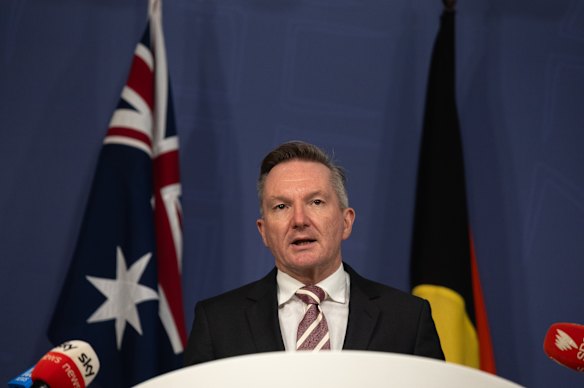 وزير الطاقة كريس بووين يتحدث إلى وسائل الإعلام يوم الخميس.