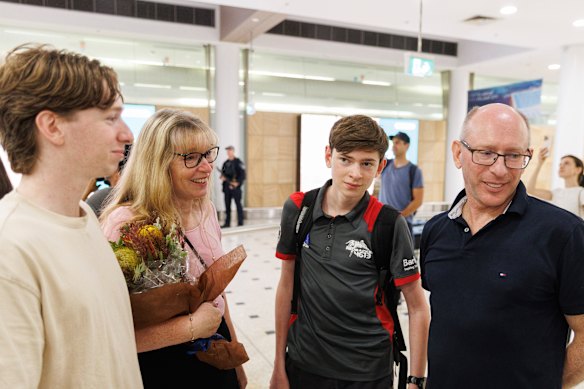 Pembaruan langsung tentang perang AS-Iran: Penerbangan repatriasi pertama mendarat di Sydney; Chalmers memperingatkan dampak ekonomi yang substansial; Putra Khamenei diperkirakan akan menjadi pemimpin tertinggi berikutnya