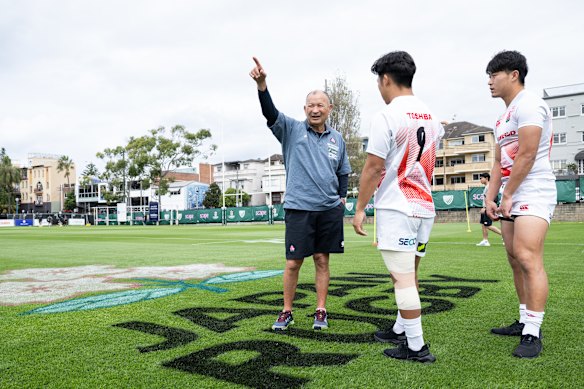 Jones speaks to Japanese players ahead of their match. 